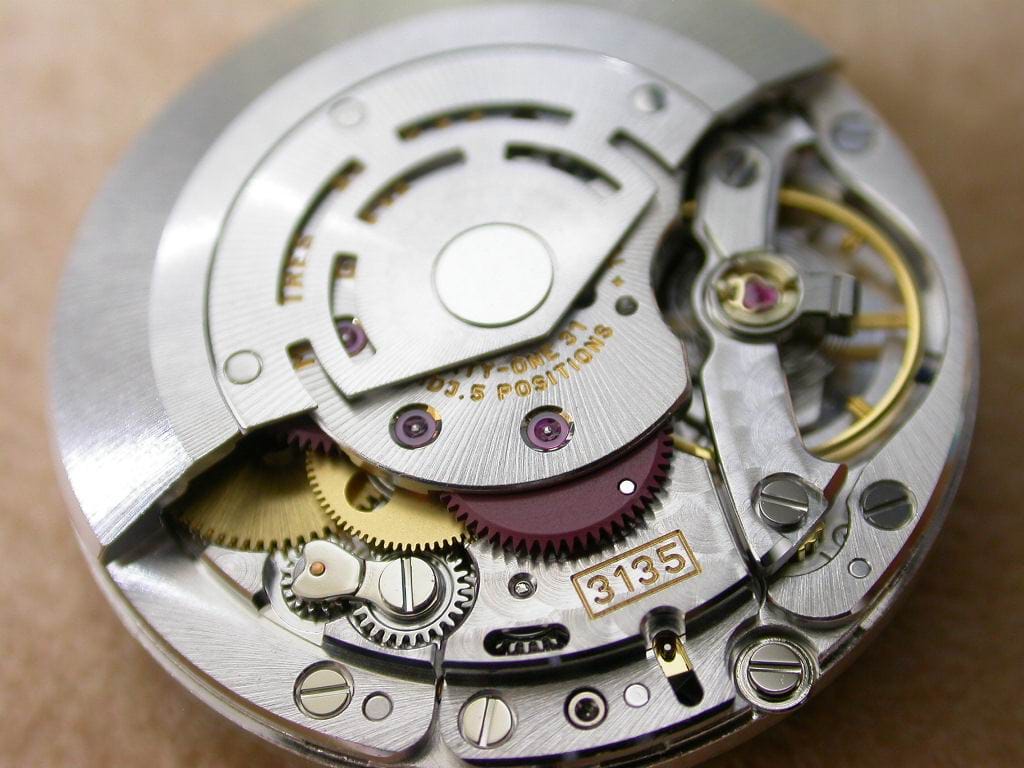 A half-moon oscillating weight that rotates freely in all directions Rolex 3135 Movement