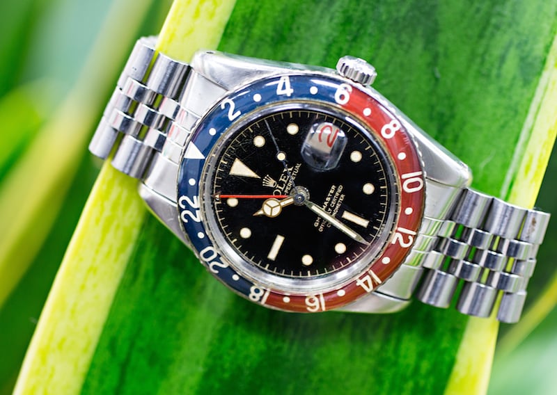 Its fragility, coupled with its very limited production period makes finding an original and unharmed Bakelite bezel an arduous task. Rolex GMT-Master 6542