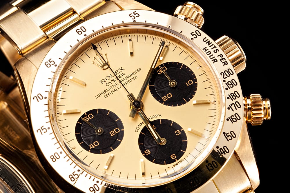 The “Superlative Chronometer Officially Certified” label at the 12 o’clock position. vintage-gold-daytona-gold-dial