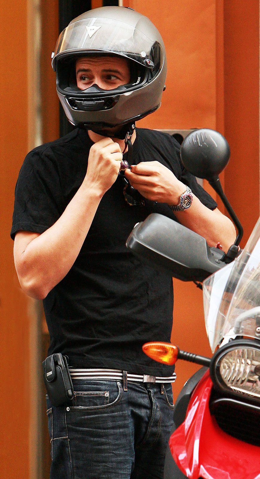 Orlando Bloom wearing a Rolex GMT-Master 1675 Pepsi