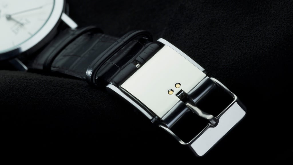 The 3-Axis gyro measures angular velocity and the motion sensors calculates steps, pace, distance, calories burned, and monitor sleep patterns via a custom-designed app. Smart Buckle