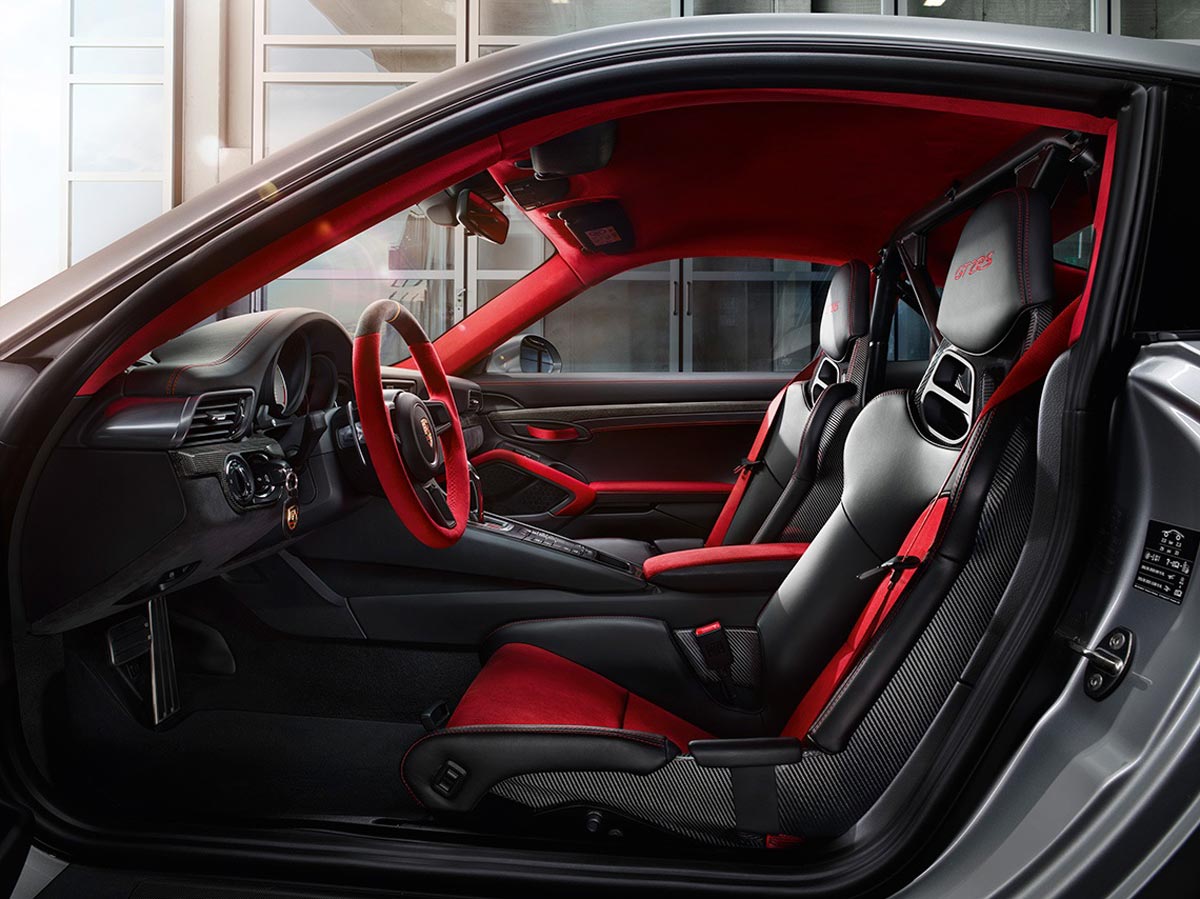 The interior is not only sporty, it also has a luxurious touch to its design. 911 GT2 RS Chronograph
