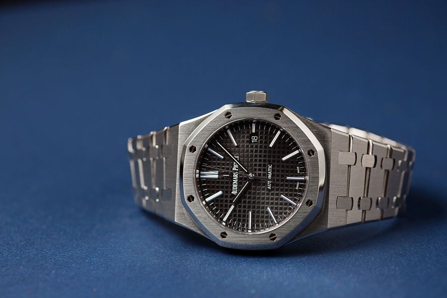 A Modern Approach To A Watch Legend: Audemars Piguet Royal Oak 15400ST ...