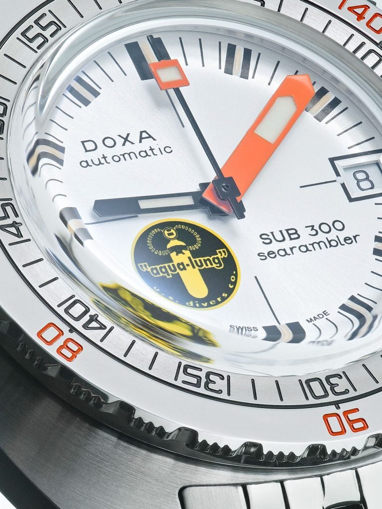 The Dial on the DOXA Silver Lung features an old school diving logo