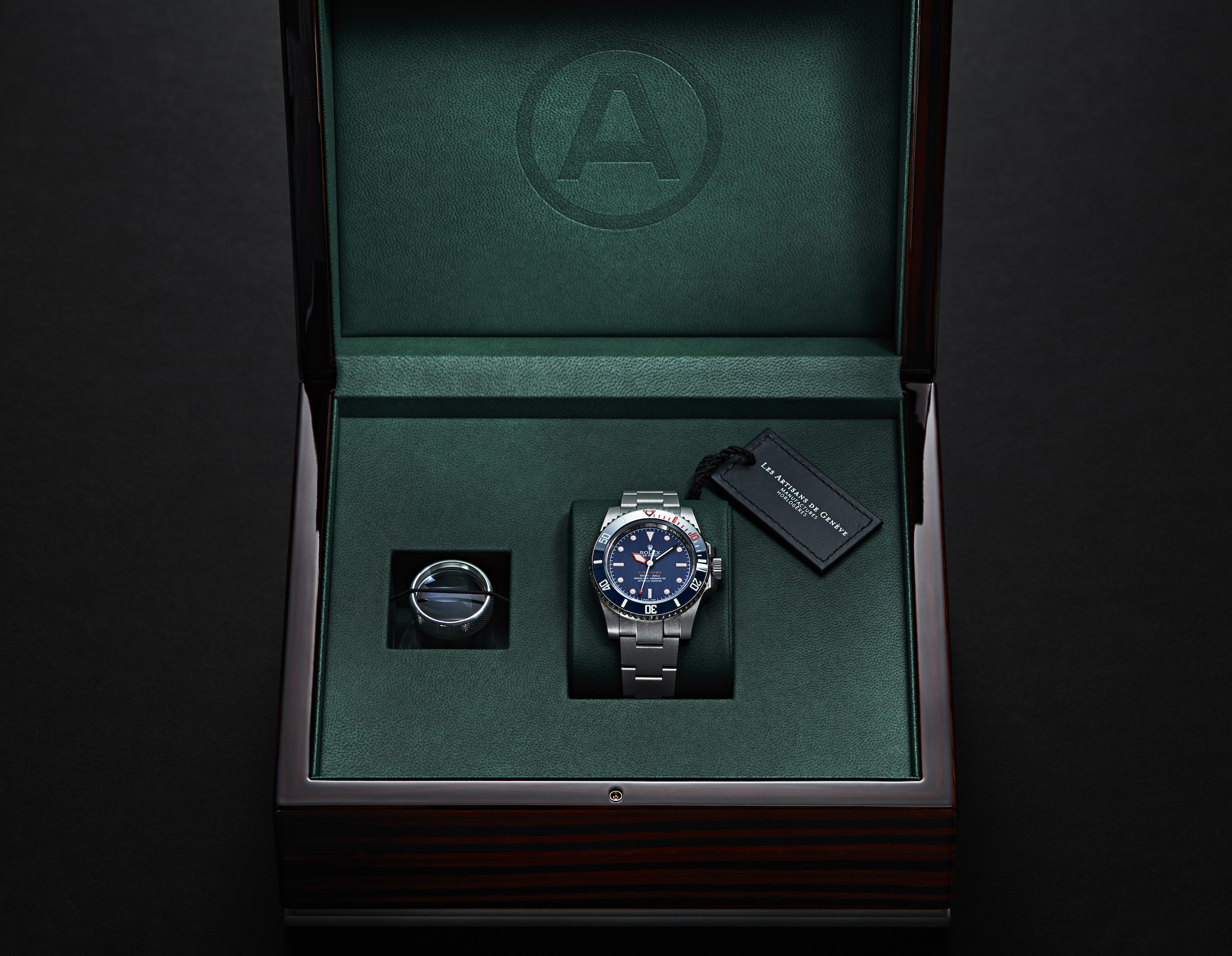 The case is mirror polished and the combination of rough and smooth surfaces is called Dual Tone Polishing