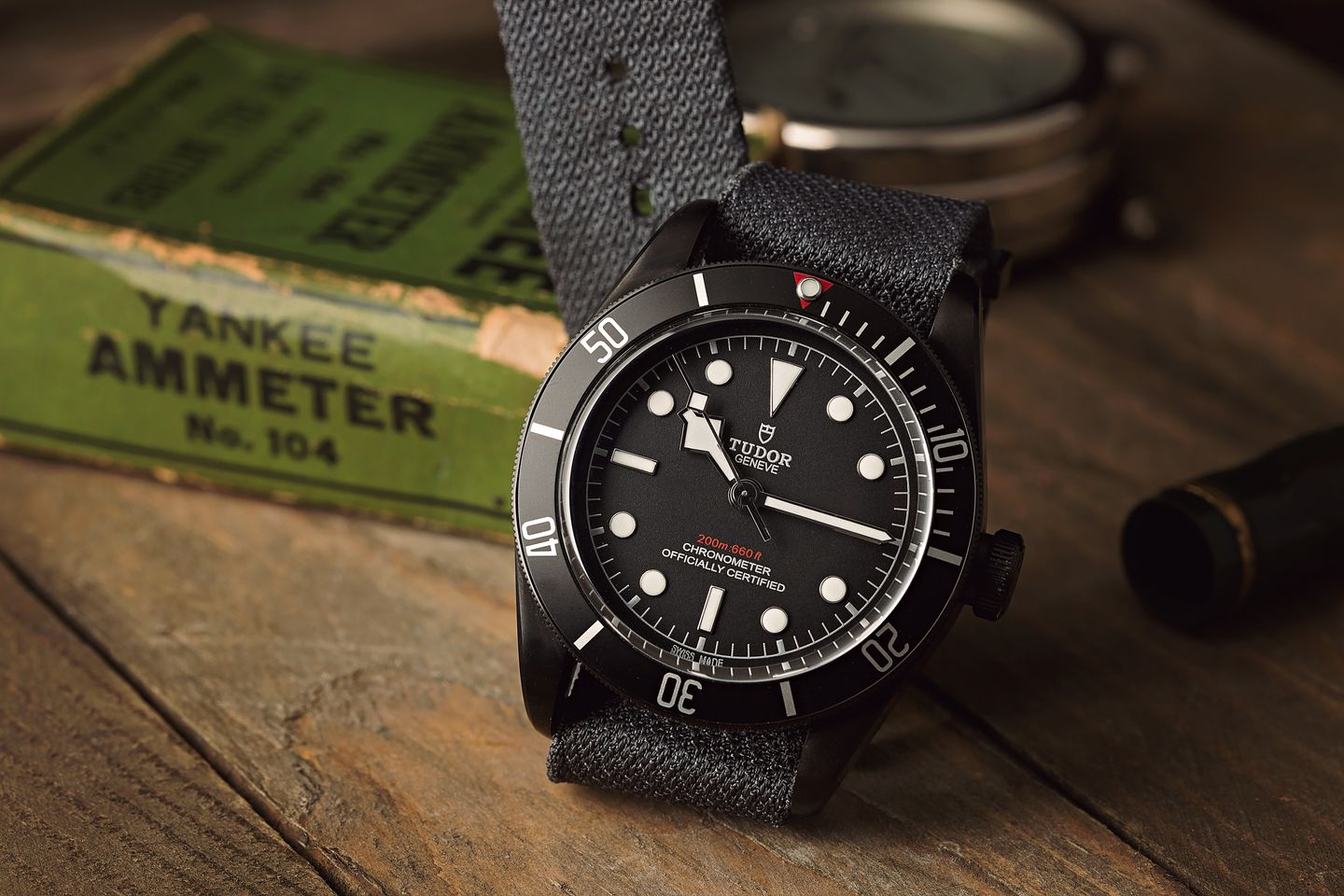 Часы Tudor Black Bay фото в темноте. Как отмыть часы