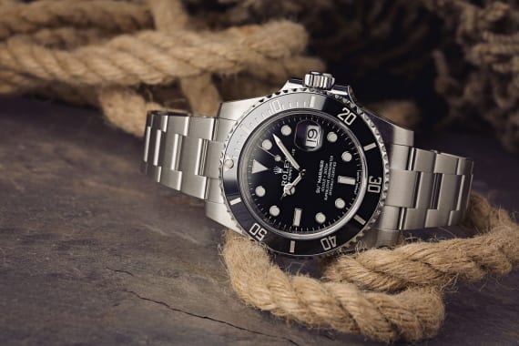 Rolex Submariner Date vs. Submariner No-Date Review - Bob's Watches