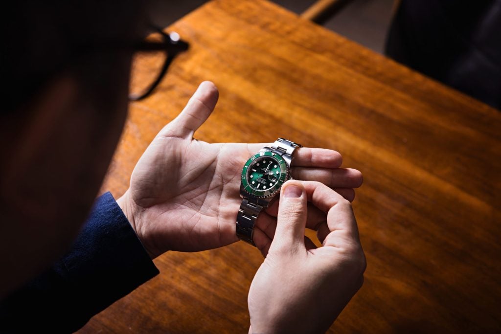 Setting the time on a rolex watch